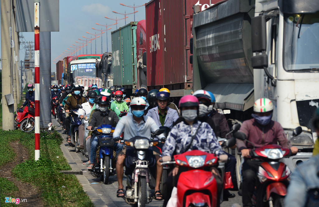 Xe cộ đặc kín trên xa lộ Hà Nội ngày cuối năm